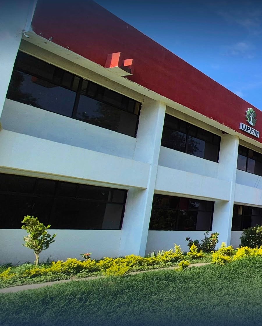 Edificio universitario rodeado de jardines en Metztitlán
